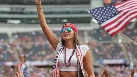 蓉城国安战平悬念未解，红牌之谜待揭晓；泰山申花逆袭告捷，教练贡献显著。